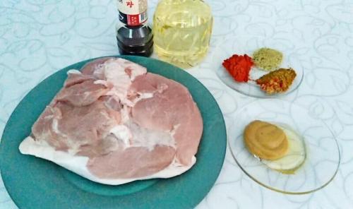 Свинина запечённая в фольге в духовке рецепт. Рецепт свинины, запеченной в духовке: мягкое и сочное мясо в фольге