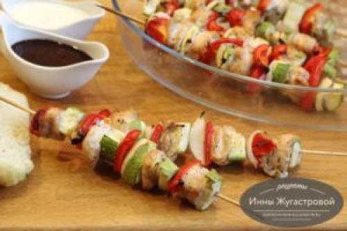 Как правильно подавать шашлычки из куриного филе. Куриные шашлычки с кабачком, луком и сладким перцем на шпажках в духовке