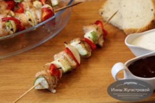 Как правильно подавать шашлычки из куриного филе. Куриные шашлычки с кабачком, луком и сладким перцем на шпажках в духовке