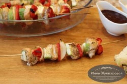 Как правильно подавать шашлычки из куриного филе. Куриные шашлычки с кабачком, луком и сладким перцем на шпажках в духовке