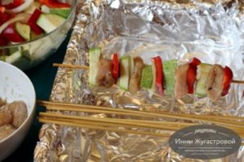 Как правильно подавать шашлычки из куриного филе. Куриные шашлычки с кабачком, луком и сладким перцем на шпажках в духовке