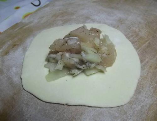 Узбекская самса с курицей. Самса из готового слоеного теста с курицей