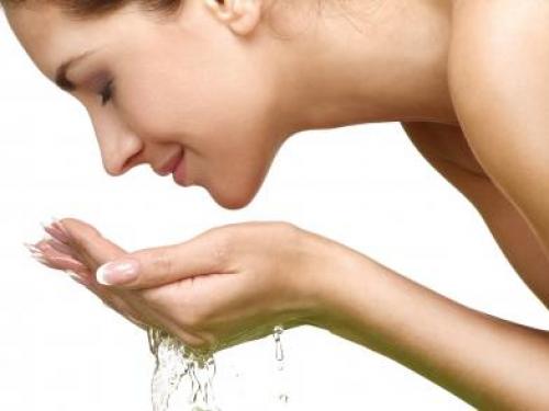 Черные точки в зоне декольте. Что такое закрытые комедоны