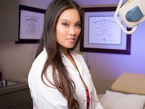 Выдавливание прыщей подборка. Американский дерматолог выкладывает видео про удаление угрей в YouTube