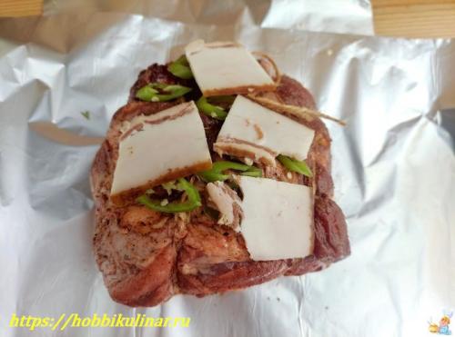 Как хранить готовую свинину в фольге со специями и чесноком. Свинина в духовке в фольге целым куском с чесноком