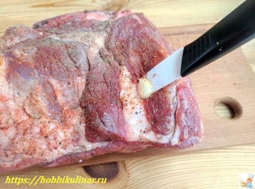 Как хранить готовую свинину в фольге со специями и чесноком. Свинина в духовке в фольге целым куском с чесноком