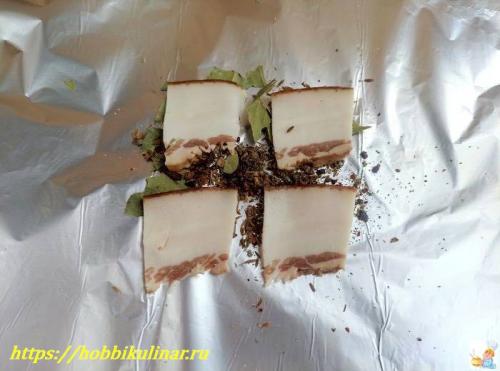 Как хранить готовую свинину в фольге со специями и чесноком. Свинина в духовке в фольге целым куском с чесноком