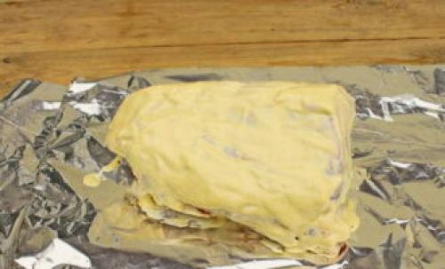 Какие специи используются для приготовления свинины в фольге со специями и чесноком. Свинина целым куском, запеченная в духовке