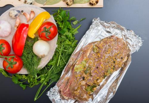 Как правильно готовить мясо в фольге. Ингредиенты: