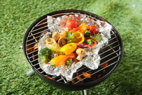 Какие традиции и обычаи связаны с запеканием мяса в фольге. Опасно ли готовить еду в фольге