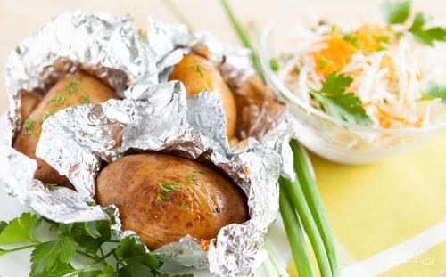 Какие традиции и обычаи связаны с запеканием мяса в фольге. Опасно ли готовить еду в фольге