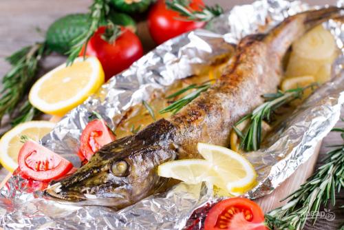 Какие традиции и обычаи связаны с запеканием мяса в фольге. Опасно ли готовить еду в фольге