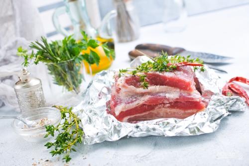 Какие традиции и обычаи связаны с запеканием мяса в фольге. Опасно ли готовить еду в фольге