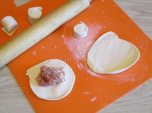 Самса из слоеного теста в духовке. Домашняя самса с курицей из готового слоеного теста 18