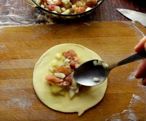 Самса из слоеного теста с курицей и грибами. Самса с курицей из слоеного теста — 3 домашних рецепта