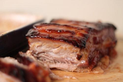 Какие ингредиенты необходимы для приготовления грудинки в фольге. 10 лучших рецептов свиной грудинки в духовке