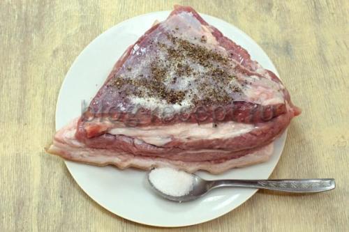 Как правильно выложить грудинку в фольгу перед запеканием. Как запечь свиную грудинку в фольге в духовке: пошаговый процесс приготовления