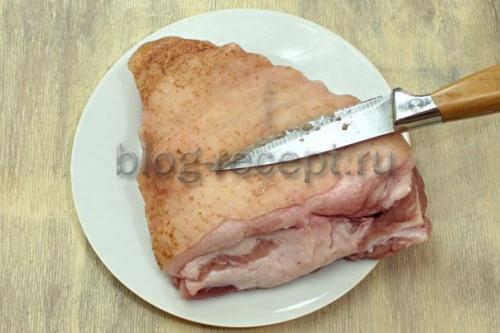 Как правильно выложить грудинку в фольгу перед запеканием. Как запечь свиную грудинку в фольге в духовке: пошаговый процесс приготовления