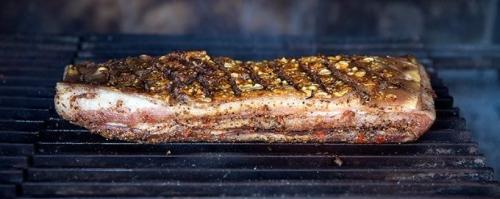 Можно ли запекать грудинку в фольге на гриле. Как приготовить грудинку на гриле
