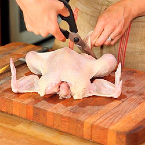 Как правильно разрезать курицу на кусочки для шашлыка. Как разделать курицу на шашлык, рулет и для запекания