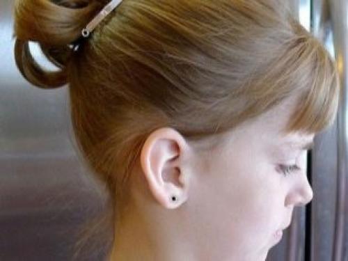 Можно ли спать на боку после прокола ушей. Лучший возраст