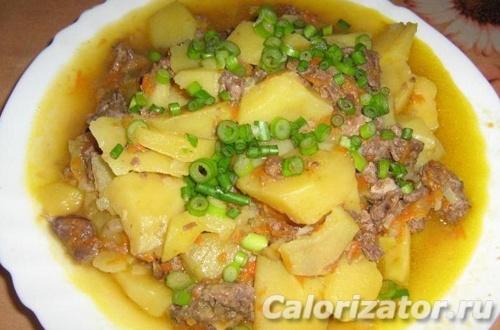 Какие ингредиенты влияют на калорийность картошки тушеной. Картофель тушеный с говяжьей тушенкой