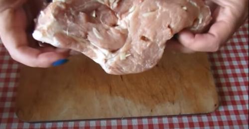 Целый кусок свинины с чесноком в фольге в духовке. Запеченная свинина в фольге – 9 мягких и сочных рецептов приготовления