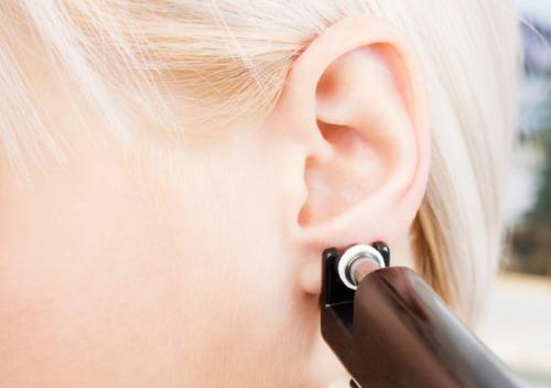 Прокалываете ли вы иголкой ухо. Процесс прокалывания ушей в домашних условиях 06 Прокалываете ли вы иголкой ухо. Процесс прокалывания ушей в домашних условиях 06