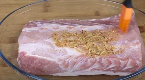 Свиная шея в духовке целым куском в фольге. Свиная шея, запеченная в духовке — сочные и вкусные рецепты в фольге, куском