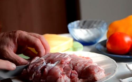 Свинина с овощами в духовке и сметаной. Свинина с овощами запеченная в фольге