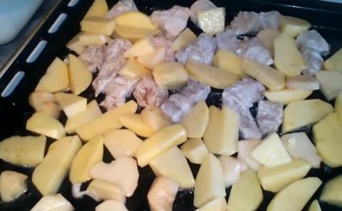 Свиная шея в духовке кусочками с картошкой. Свинина с картошкой в духовке — 5 простых и вкусных рецептов