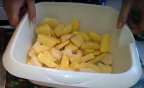 Свиная шея в духовке кусочками с картошкой. Свинина с картошкой в духовке — 5 простых и вкусных рецептов