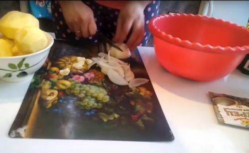 Свиная шея в духовке кусочками с картошкой. Свинина с картошкой в духовке — 5 простых и вкусных рецептов