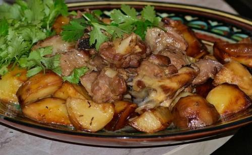 Свиная шея в духовке кусочками с картошкой. Свинина с картошкой в духовке — 5 простых и вкусных рецептов