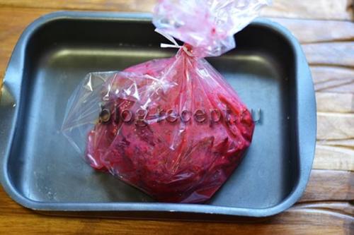 Свиная шея в духовке целым куском в рукаве. Свиная шейка в маринаде из клюквы (в рукаве)