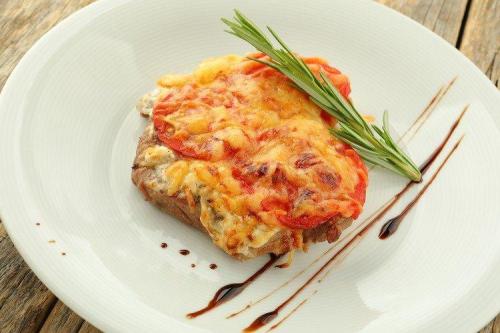 Как вкусно приготовить свинину в духовке на противне. Свинина, запеченная в духовке: 20 быстрых и вкусных рецептов