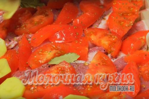 Свиная шея в духовке по-французски. Как приготовить праздничную свинину (вырезку, корейку, шейку) по-французски с картофелем и помидорами?