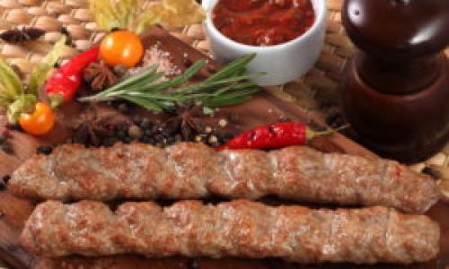 Какие продукты можно добавить в Люля-кебаб из курицы на мангале, чтобы сделать его более питательным. Какие специи содержит приправа для люля-кебаб?