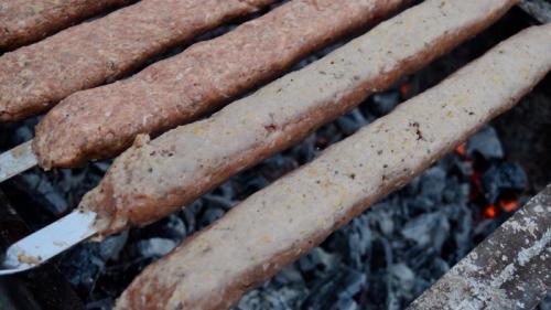 Можно ли делать Люля-кебаб из курицы на мангале без жира. ЛЮЛЯ КЕБАБ на МАНГАЛЕ. Все СЕКРЕТЫ и ЛАЙФХАКИ, что бы фарш не отваливался!