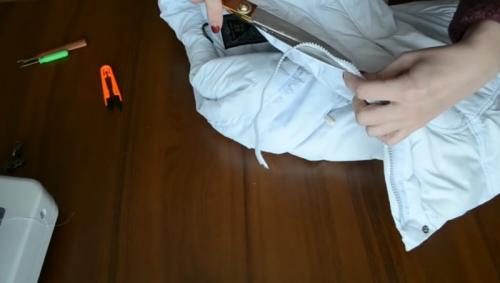 Если куртка на размер больше. Увеличить куртку легко и быстро. Справится даже новичок