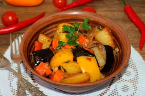 Калорийность овощей тушеных. Овощи тушеные: калорийность на 100 грамм