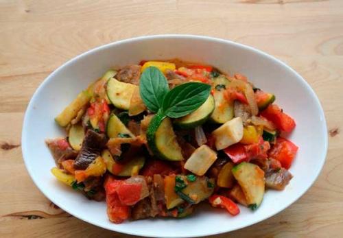 Калорийность овощей тушеных. Овощи тушеные: калорийность на 100 грамм