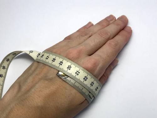 Как правильно измерить размер запястья. Выбирая браслеты или кольца, в отличие от серег, кулонов, подвесок недостаточно руководствоваться только своими эстетическими предпочтениями или особой любовью к определенным металлам или камням. Чтобы не мучаться с переделкой украшения у ювелира, не тратить лишние деньги и нервы, хорошо бы внимательно изучить размерную сетку и определить размер вашего будущего аксессуара. В этой статье расскажем, как узнать размер браслета на руку женщине или мужчине, чтобы украшение идеально вам подошло.