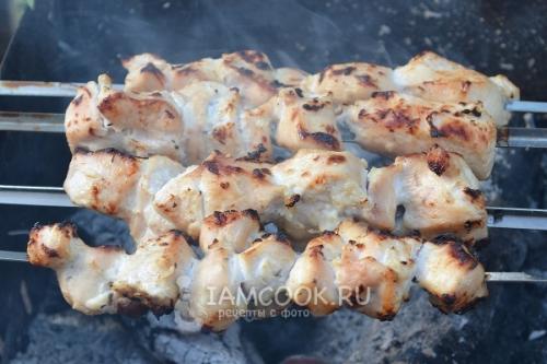 Шашлык из курицы на кефире: новый способ подачи классического блюда 27