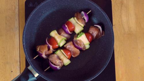 Можно ли делать шашлыки из куриной грудки на сковороде. Шашлык на сковороде
