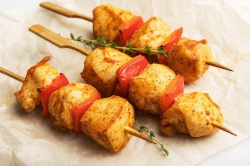 Как сделать куриный шашлык из грудки нежным и сочным. 12 рецептов сочного куриного шашлыка на шпажках в духовке