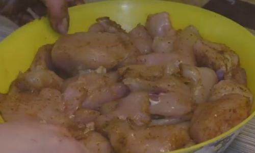 Какие ингредиенты необходимы для приготовления диетического шашлыка из куриной грудки. Сочный шашлык из куриной грудки и самый вкусный маринад, чтобы мясо было мягким