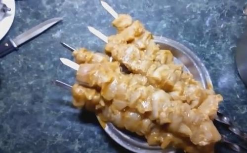 Какие ингредиенты необходимы для приготовления шашлыка из куриной грудки. Сочный шашлык из куриной грудки и самый вкусный маринад, чтобы мясо было мягким