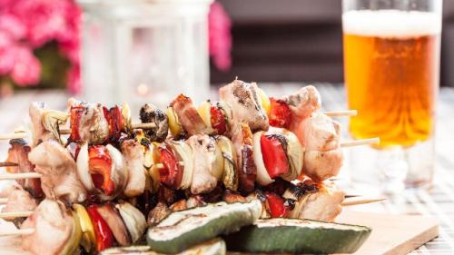 Какие напитки подходят к шашлыку из куриных грудок. Выбираем спиртные напитки к шашлыку: правила, запреты, рецепты