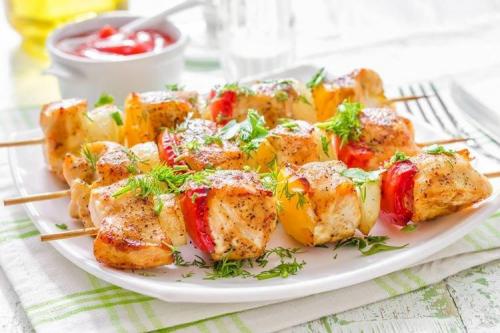 Как сделать куриный шашлык из грудки нежным и сочным. 12 рецептов сочного куриного шашлыка на шпажках в духовке
